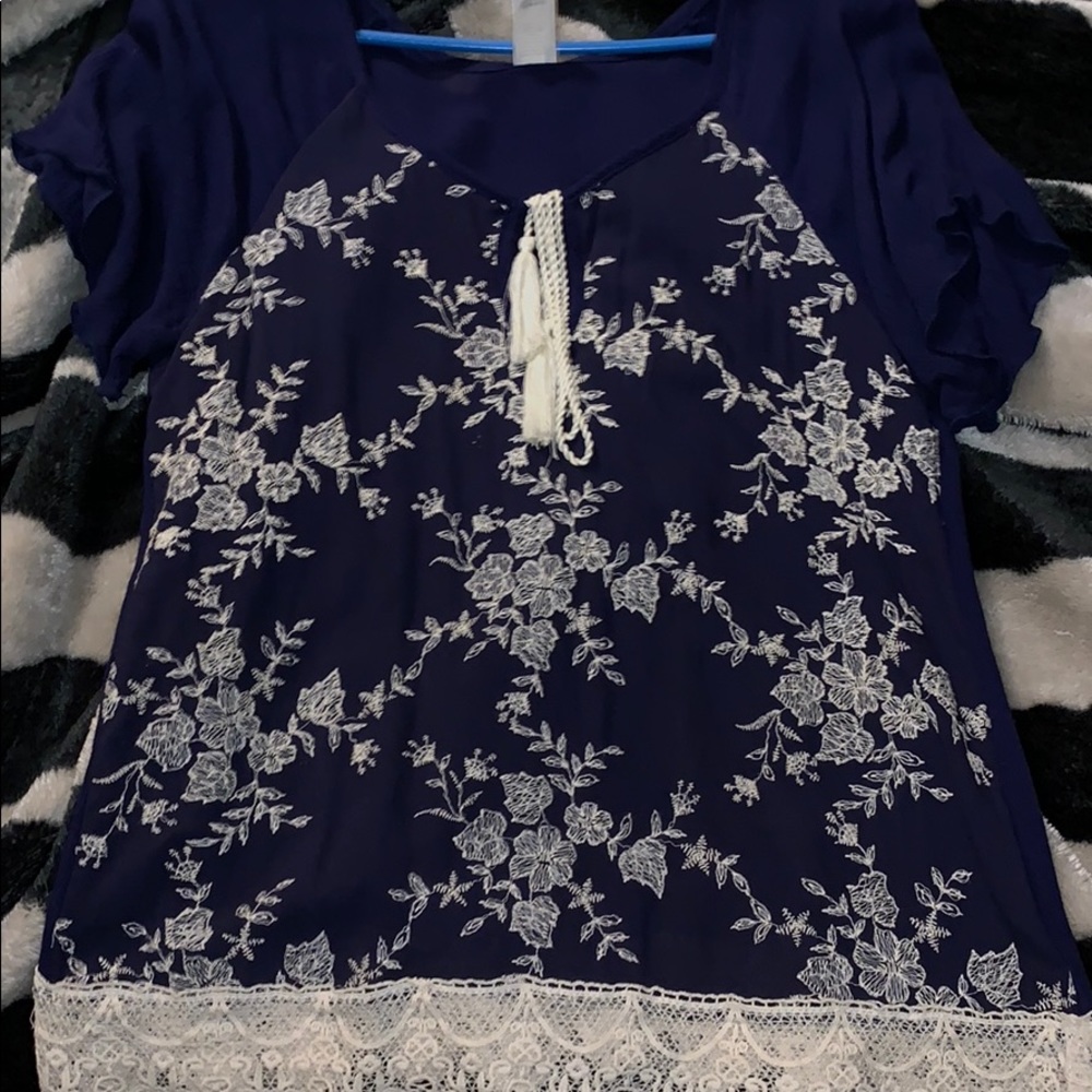 Cute top with floral design